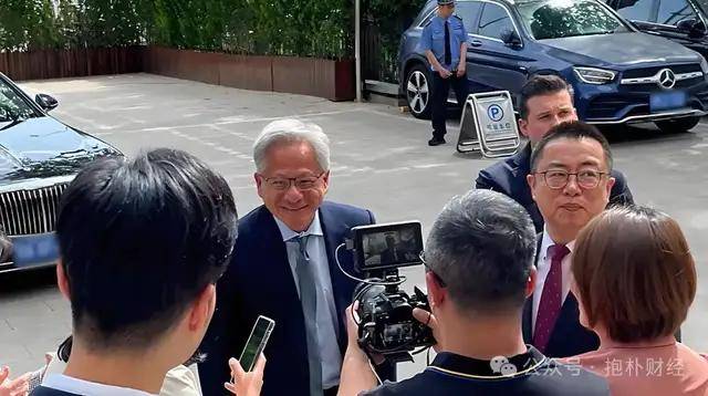 记者跟访“鞠躬护士”记 立马能进入共情情形
